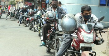 ‘তেল নিতে ১-২ ঘণ্টা চলে যায়, রাস্তায় বের হওয়াই কঠিন হয়ে যাচ্ছে’