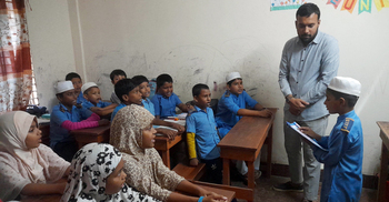 ক্লাসে মিমিক্রি করে শিশুদের মন কেড়েছেন শিক্ষক নোমান