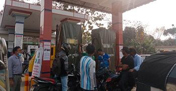 মৌলভীবাজারে বেশি দামে তেল বিক্রির অভিযোগ