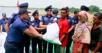 মৌলভীবাজারে বন্যার্তদের পাশে পুলিশ