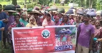৫০০ টাকা মজুরির দাবিতে চা-শ্রমিকদের বিক্ষোভ