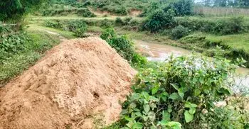 উচ্চ আদালতের রায় উপেক্ষা, পাহাড়ি ছড়া থেকে সিলিকা বালু লোপাটের হিড়িক