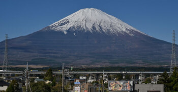 স্বাভাবিকের চেয়ে ২১ দিন পর তুষারে ঢাকলো মাউন্ট ফুজি