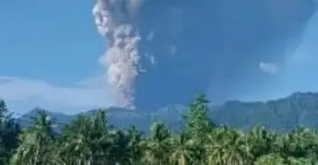 ইন্দোনেশিয়া আগ্নেয়গিরিতে ভয়াবহ অগ্ন্যুৎপাত, নিহত ৩
