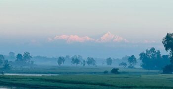 লালমনিরহাটে ভোরের আলোয় ধরা দিলো কাঞ্চনজঙ্ঘা