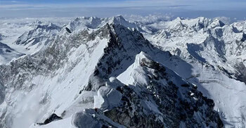 এভারেস্টের তিব্বত অংশে তুষারঝড়, আটকা পড়েছে এক হাজার মানুষ