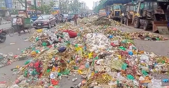 Garbage protest paralyses Natun Bazar, pedestrians gasp, traffic crawls