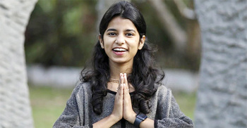 যে কারণে ১৭ বার বাড়ি বদল করতে হয়েছে মৈথিলী ঠাকুরকে