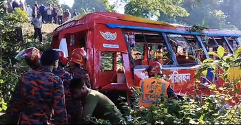মুন্সিগঞ্জে নিয়ন্ত্রণ হারিয়ে বাস খাদে, পথচারী নিহত