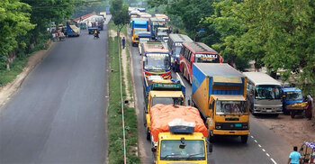 ঢাকা-চট্টগ্রাম মহাসড়কে যানবাহনের অতিরিক্ত চাপ, চলাচলে ধীরগতি