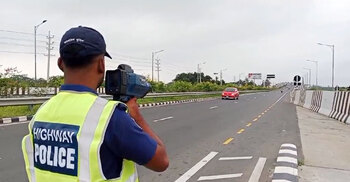 অতিরিক্ত গতিতে চলায় ১০ যানবাহনকে জরিমানা