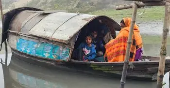 তীর্থের কাকের মতো গরম কাপড়ের অপেক্ষায় বেদে পল্লির বাসিন্দারা
