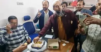 পদত্যাগ করে নেতাকর্মীদের মাঝে মিষ্টি বিতরণ করলেন ৪ বিএনপি নেতা