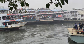 ধলেশ্বরীতে আটকা পড়েছে সংবর্ধনায় আসা ৫ লঞ্চ