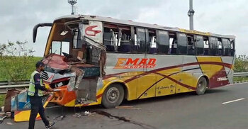 এক্সপ্রেসওয়েতে থেমে থাকা বাসে অন্য বাসের ধাক্কায় হেলপার নিহত