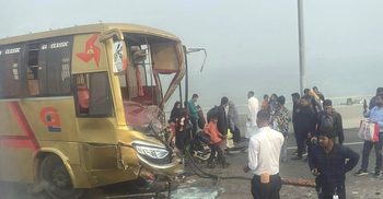 পদ্মা সেতুতে দুই বাসের মুখোমুখি সংঘর্ষ, আহত ২