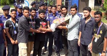 মুন্সিগঞ্জে পুলিশ সদস্যদের ফুল দিয়ে বরণ করে নিলেন শিক্ষার্থীরা
