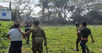 Crude bombs explode near Munshiganj polling centre, 5 held