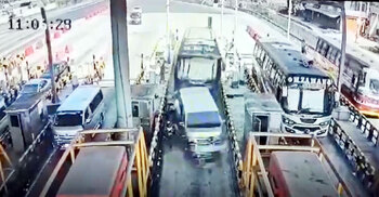 5 die as bus crushes three vehicles on Dhaka-Mawa Expressway