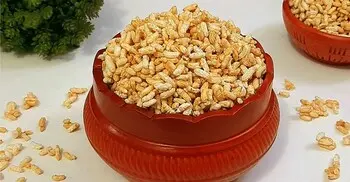 বৈশাখে বাড়িতেই বানান ঐতিহ্যবাহী মুড়কি