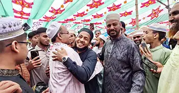 শিকড়ের টানে বগুড়ায় মুশফিক: রিকশায় চড়ে ছেলে ও বাবার সঙ্গে ঈদগাহে