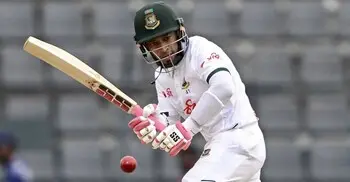 সেঞ্চুরির অপেক্ষায় মুশফিক, লিড ছাড়ালো ৩৫০