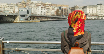 বিবাহিত নারী বাবার বাড়িতে গেলে কি নামাজ কসর করবেন?