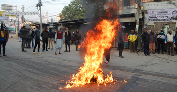 বগুড়ায় সড়কে টায়ার জ্বালিয়ে জামায়াত-শিবিরের পিকেটিং