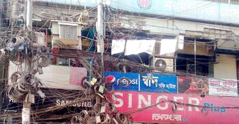 বৈদ্যুতিক খুঁটিতে তারের জঞ্জাল, বাড়ছে দুর্ঘটনার শঙ্কা