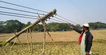 ঝুঁকিপূর্ণ বৈদ্যুতিক খুঁটি, সমাধান করছে না কর্তৃপক্ষ