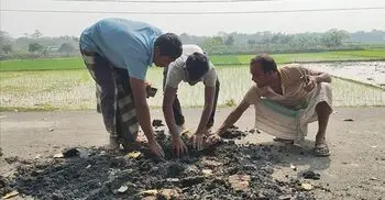 সড়কে হাত দিতেই উঠে আসছে কার্পেটিং, তোপের মুখে কাজ বন্ধ