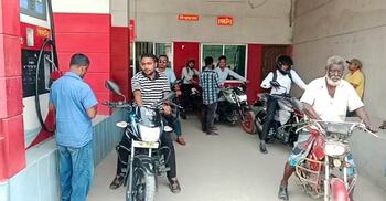 ঘণ্টার পর ঘণ্টা অপেক্ষার পর মিলছে জ্বালানি তেল