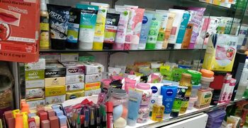 নকল প্রসাধনীর ভিড়ে কোনটা আসল বোঝা দায়