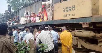 ইঞ্জিন বিকল হওয়ার আড়াই ঘণ্টা পর গন্তব্যে ছাড়লো ট্রেন
