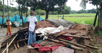 ঝড়ে বিধ্বস্ত ঘরবাড়ি, বিলে নৌকাডুবে জেলের মৃত্যু