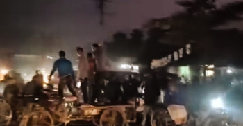 দিনভর নৌকার শোডাউন শেষে ১০০ টাকা দেওয়ায় ভ্যানচালকদের সড়ক অবরোধ
