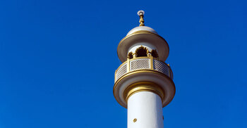 মুয়াজ্জিনের উপস্থিতিতে অন্য কেউ ইকামত দিতে পারেন?