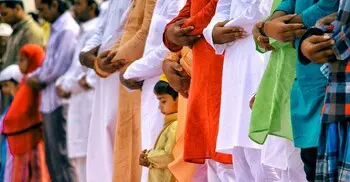 ইমামের পেছনে নামাজ আদায়ের সময় ভুল হলে করণীয় কী?