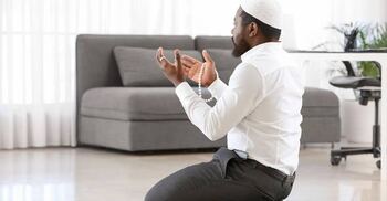 নামাজ আদায়রত ব্যক্তির সামনে বসা যাবে?