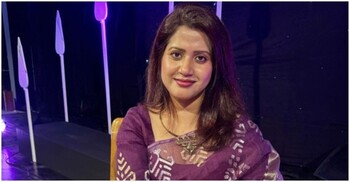 প্রথমবার ভোট দিয়ে ন্যান্সি, ‘আর কিছুদিন পর হলে মেয়েও ভোটার হতো’