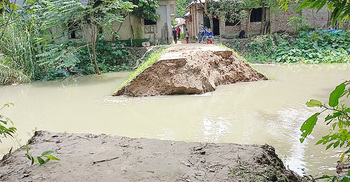 গ্রামীণ বাঁধে ভাঙন, লোকালয়ে ঢুকছে আত্রাই নদীর পানি