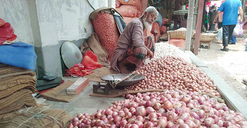 ঈদের আগে গরম পেঁয়াজ-রসুন-আদার বাজার