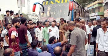 নওগাঁয় বাস-সিএনজি শ্রমিকদের দ্বন্দ্বে পরিবহন চলাচল বন্ধ