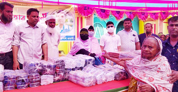 নওগাঁয় দেড় হাজার অসহায় পেলো নতুন পোশাক