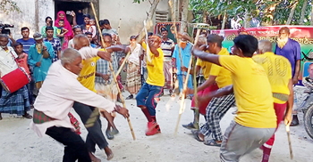 নওগাঁয় মুগ্ধতা ছড়ালো গ্রামীণ ঐতিহ্যের লাঠিখেলা
