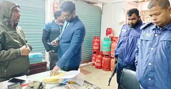 অতিরিক্ত দামে গ্যাস সিলিন্ডার বিক্রি, ডিলারকে ১ লাখ টাকা জরিমানা