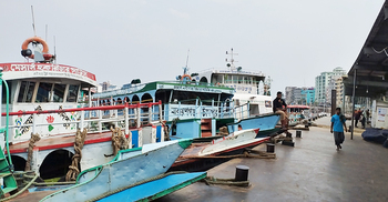 নারায়ণগঞ্জ থেকে লঞ্চ চলাচল বন্ধ, কর্মকর্তাদের ছুটি বাতিল