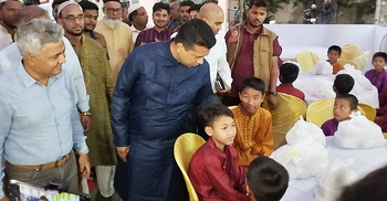 এতিম শিশুদের নিয়ে ইফতার করলেন ডিসি, দিলেন ঈদ উপহার