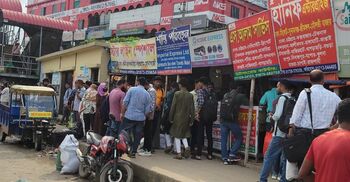 কাউন্টারে বাড়ছে যাত্রীদের চাপ, বেশি ভাড়া আদায়ের অভিযোগ