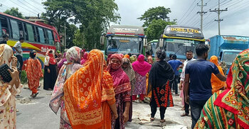 বন্দরে পোশাকশ্রমিকদের মহাসড়ক অবরোধ, যানজট